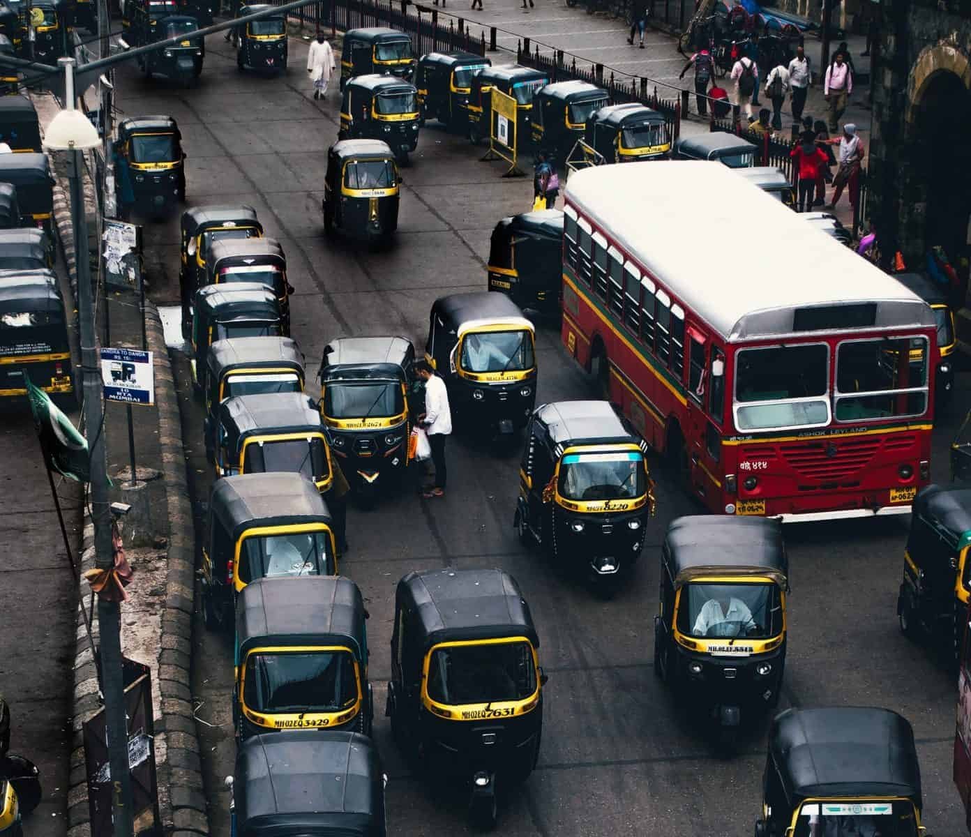 Mumbai tuk-tuks on street